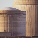 Vue rapprochée de grandes cuves cylindriques d’une installation industrielle