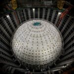 Grande sphère blanche instrumentée dans un détecteur souterrain de neutrinos