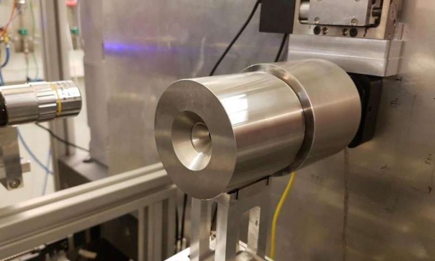 Dispositif cylindrique métallique monté sur un équipement de laboratoire